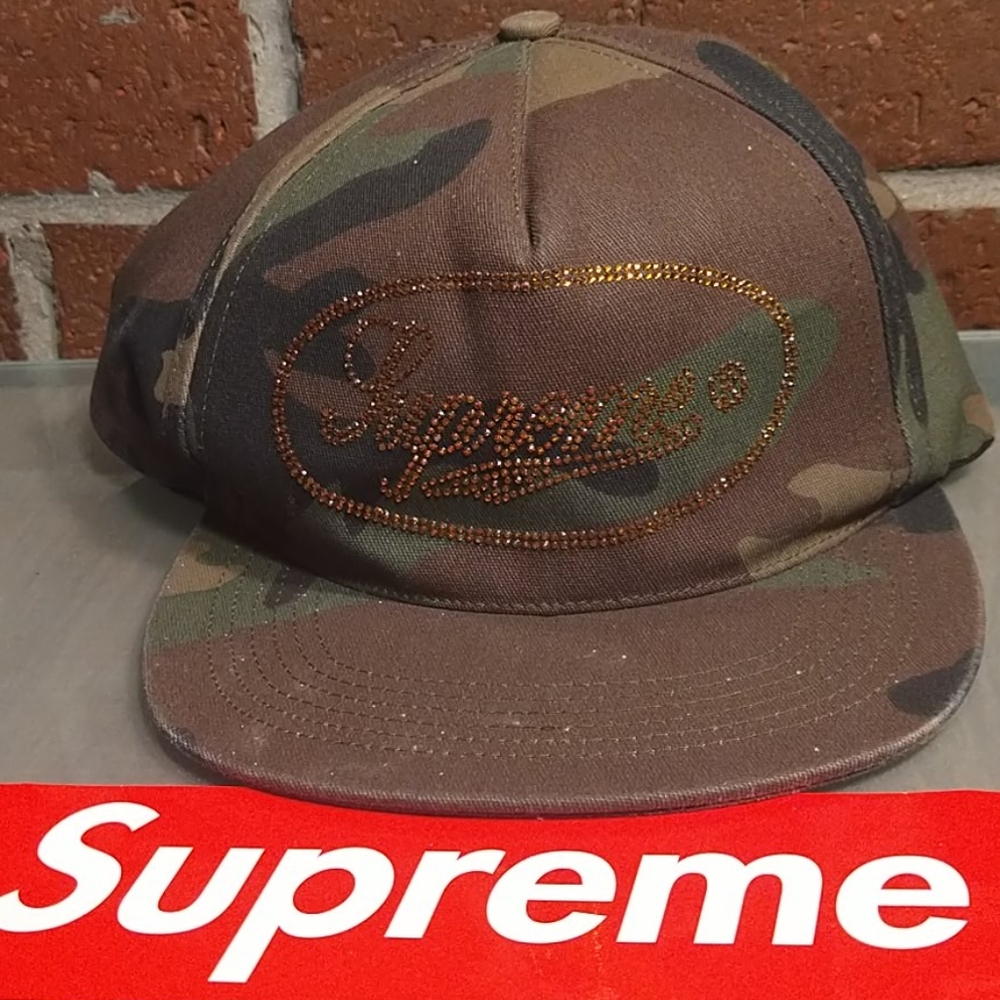 Supreme camo flat brim hat w studded logo